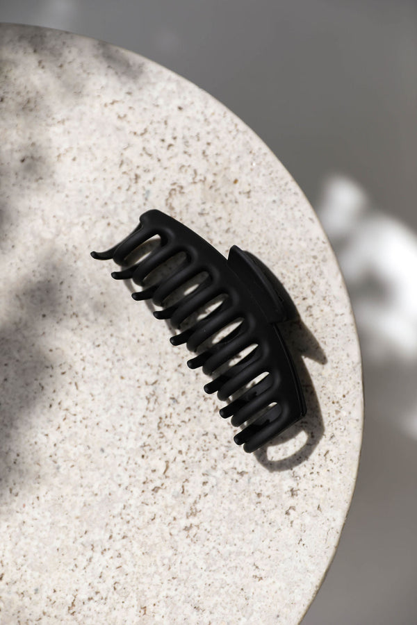 1 REGINA CLAW CLIP - MATTE BLACK - The Self Styler